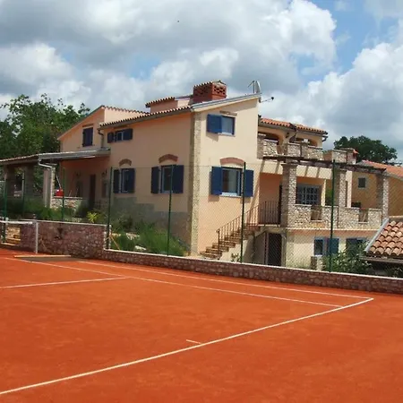 Prázdninový dům In With Tenniscourt