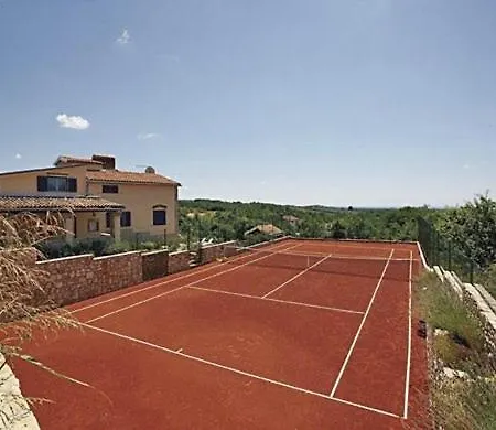 Prázdninový dům In With Tenniscourt
